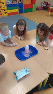 Read more about the article „Mali badacze” – eksperymenty w oddziale przedszkolnym