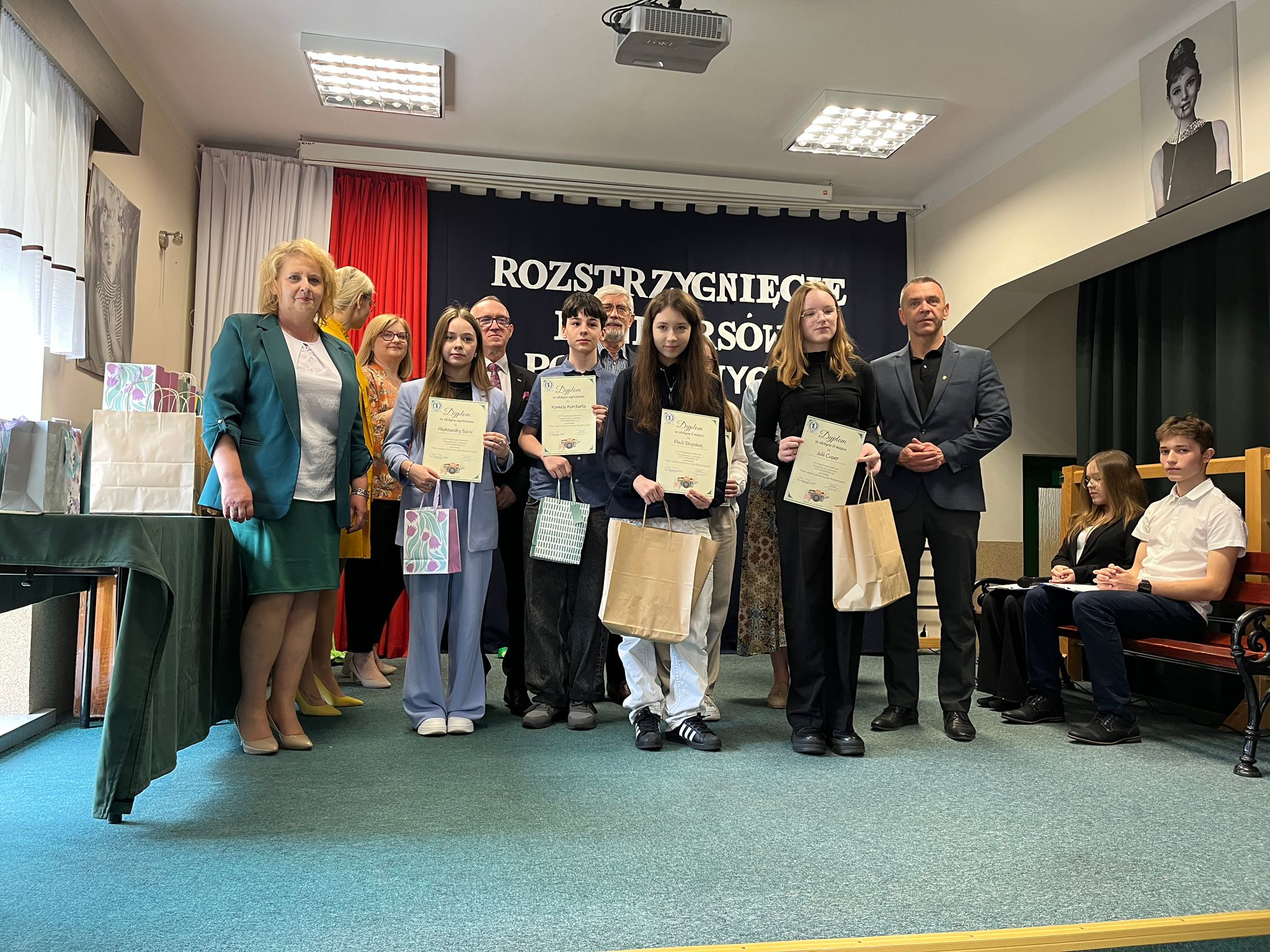 Read more about the article 📸✍️ Sukcesy naszych uczniów w konkursach powiatowych! 🌿🌟