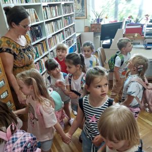 Read more about the article W królestwie książek – wizyta przedszkolaków w bibliotece.