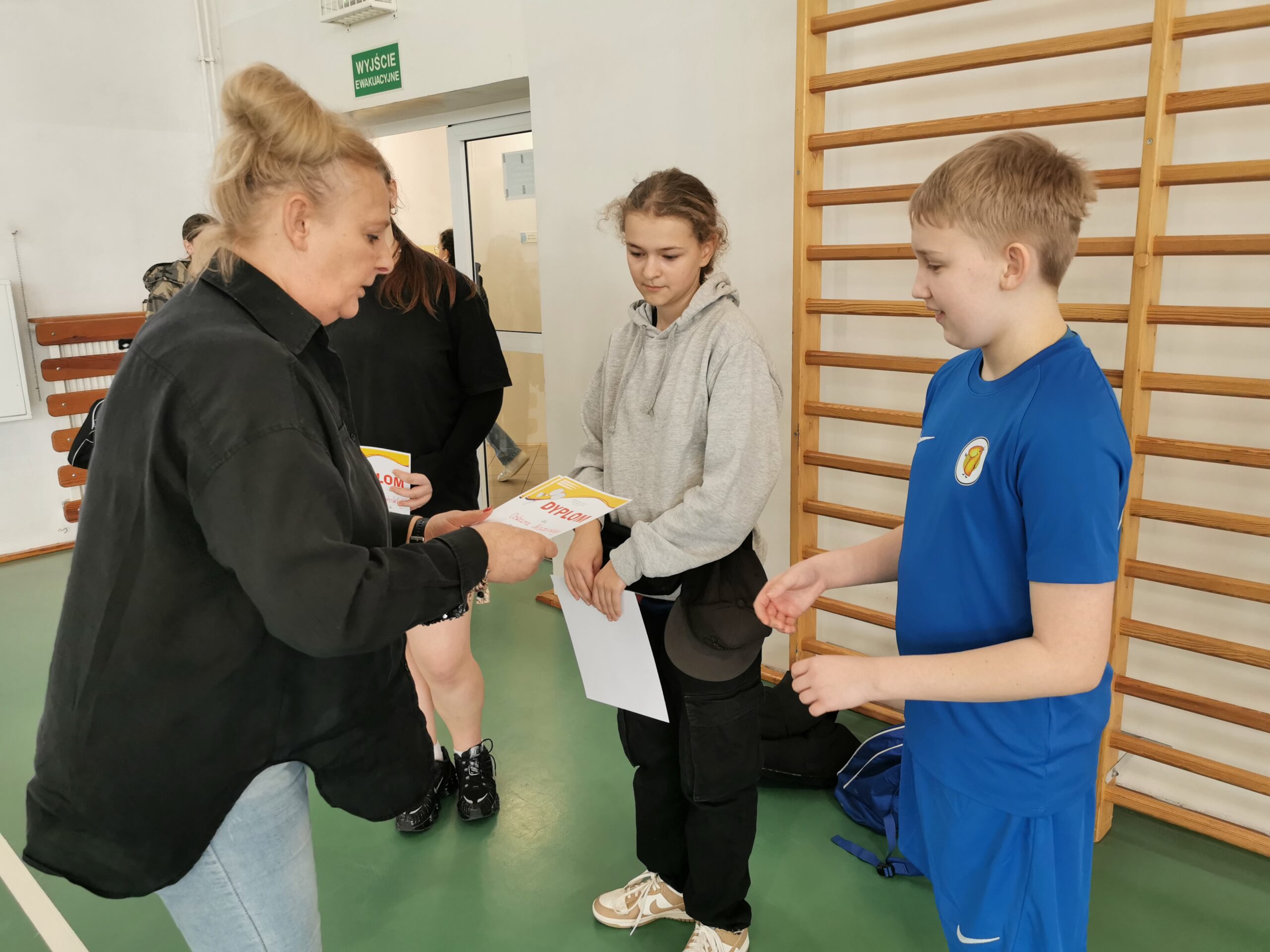 Read more about the article 🏸 Świetny występ naszych uczniów w turnieju badmintona