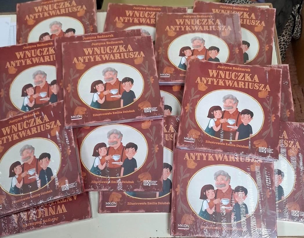 Read more about the article 📚Pasowanie na czytelnika – pierwszoklasiści w świecie książek📚