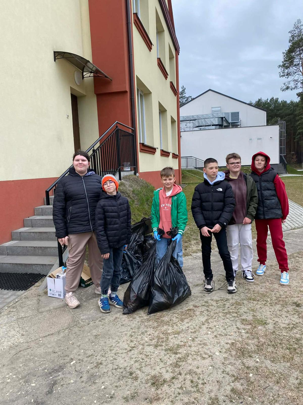 You are currently viewing 🌿Uczniowie „Jedynki” dbają o środowisko🌿